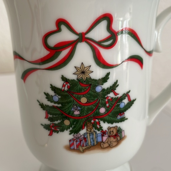 Sanyei Vintage Christmas Footed Mugs Japan Set of 2 - Picture 9 of 13